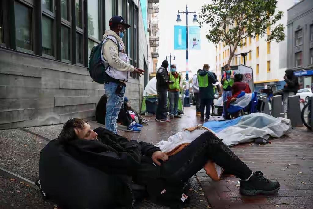 【美国“斩杀线”，为何突然火爆全网？背后隐藏的资本陷阱让人深思】

最近，一条关