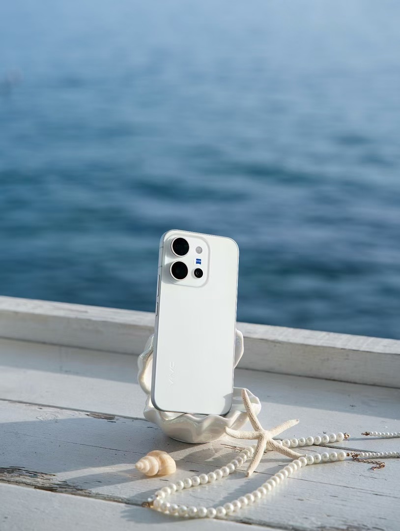其实，白色的 vivo X300E 也很好看！在第三方渠道，可以实现 4000 