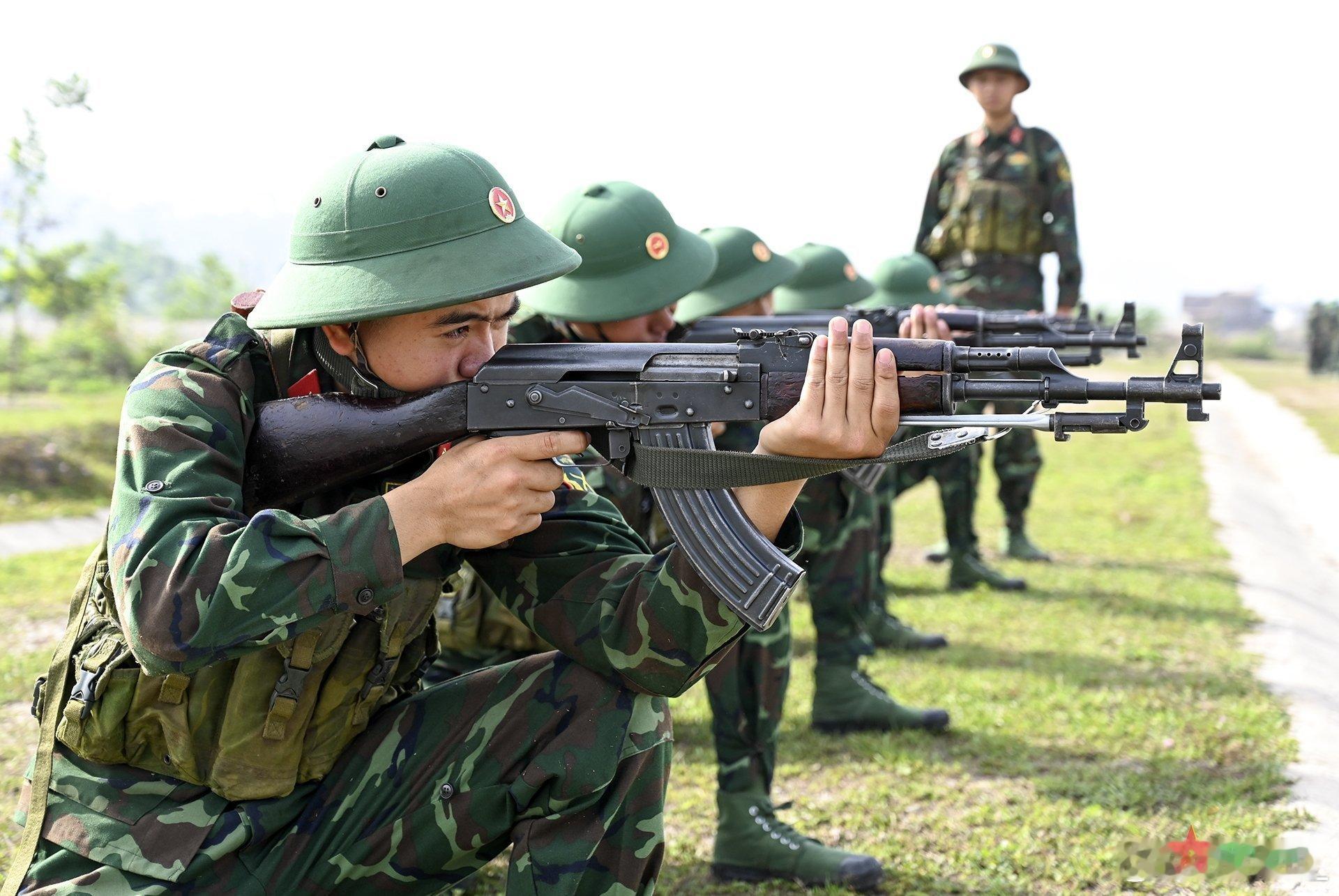 越军使用56式冲锋枪训练，枪龄至少几十年，当年的200亿无偿援助。越军动态