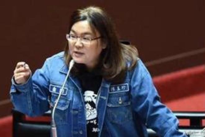 金门县党委陈玉珍曾说：“金门县属于中华民国，解放军要收复金门让我们投降的话，我会