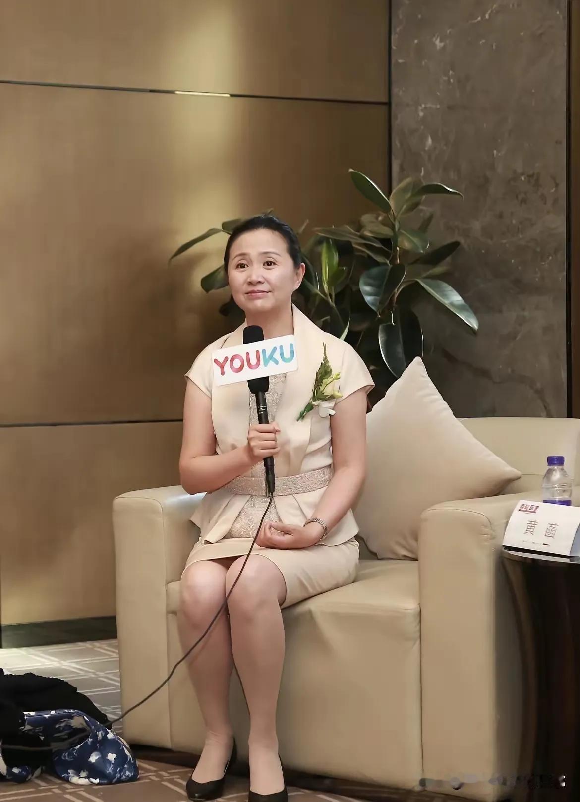 黄涵老师的女儿都这么大了，现在黄涵老师的容貌还是那样，不愧为情感导师，黄涵老师的