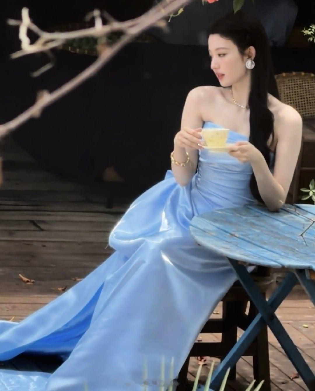 真美人如画啊王楚然蓝色抹胸裙王楚然重庆线下活动