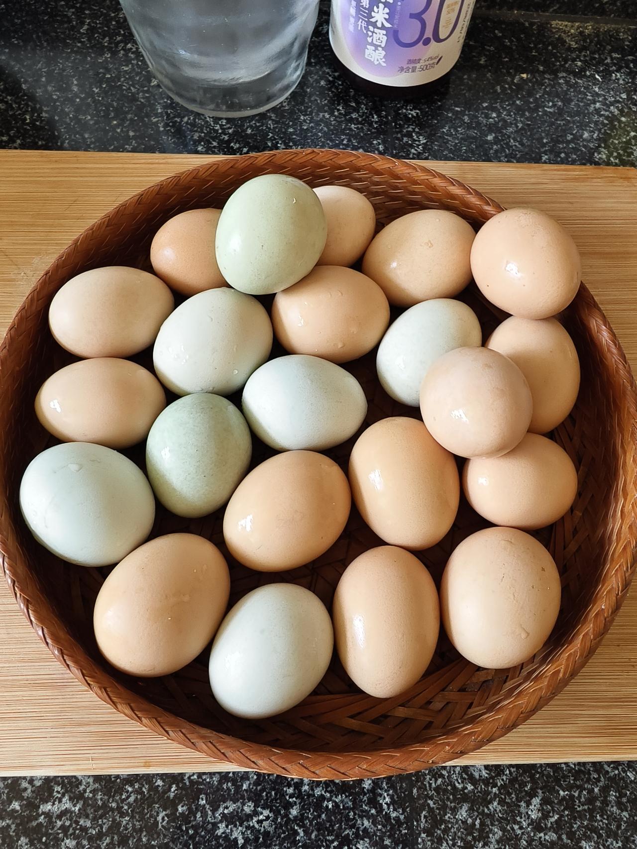 28元在早市上买了23个土鸡蛋，农家自己果园里养的鸡，贵是贵点我觉得值得：
原因