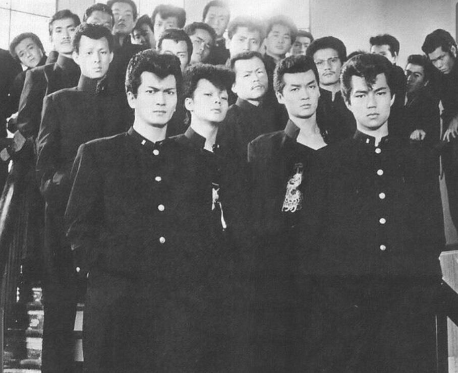 八十年代日本街头那些顶着飞机头的“不良少年”，造型灵感其实来自五十年代美国的“油