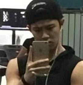 2026年4月12日，有网友在青岛某酒店健身房偶遇了任嘉伦。
据网友描述，任嘉伦