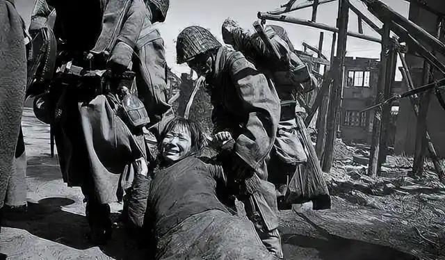 1938年，几个小鬼子跑到上东湾找乐子，围住一名妇女后本以为能开开荤，却没想到，