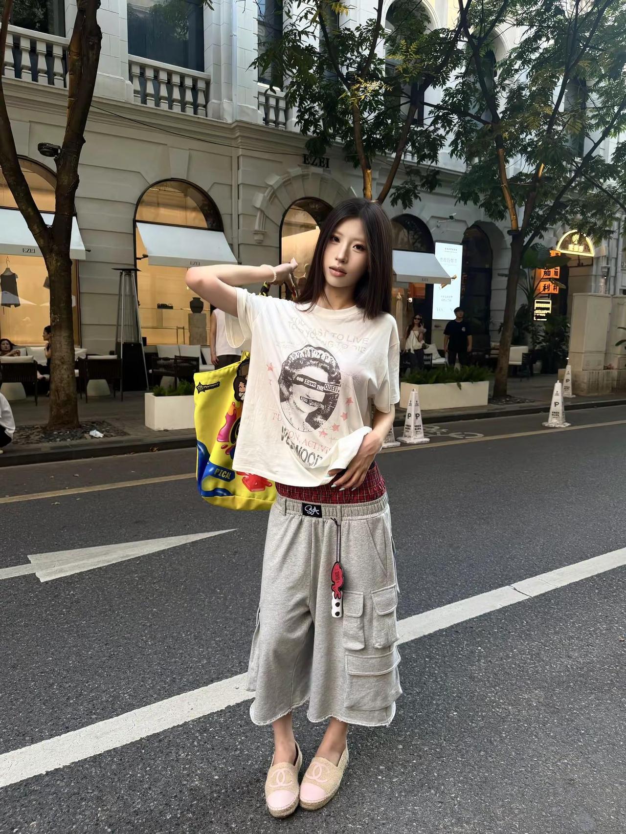 台风来了我怎么穿。时尚碎碎念 夏天就要大胆穿 保持裤脚吸满汤汁 洞洞鞋切换正式模
