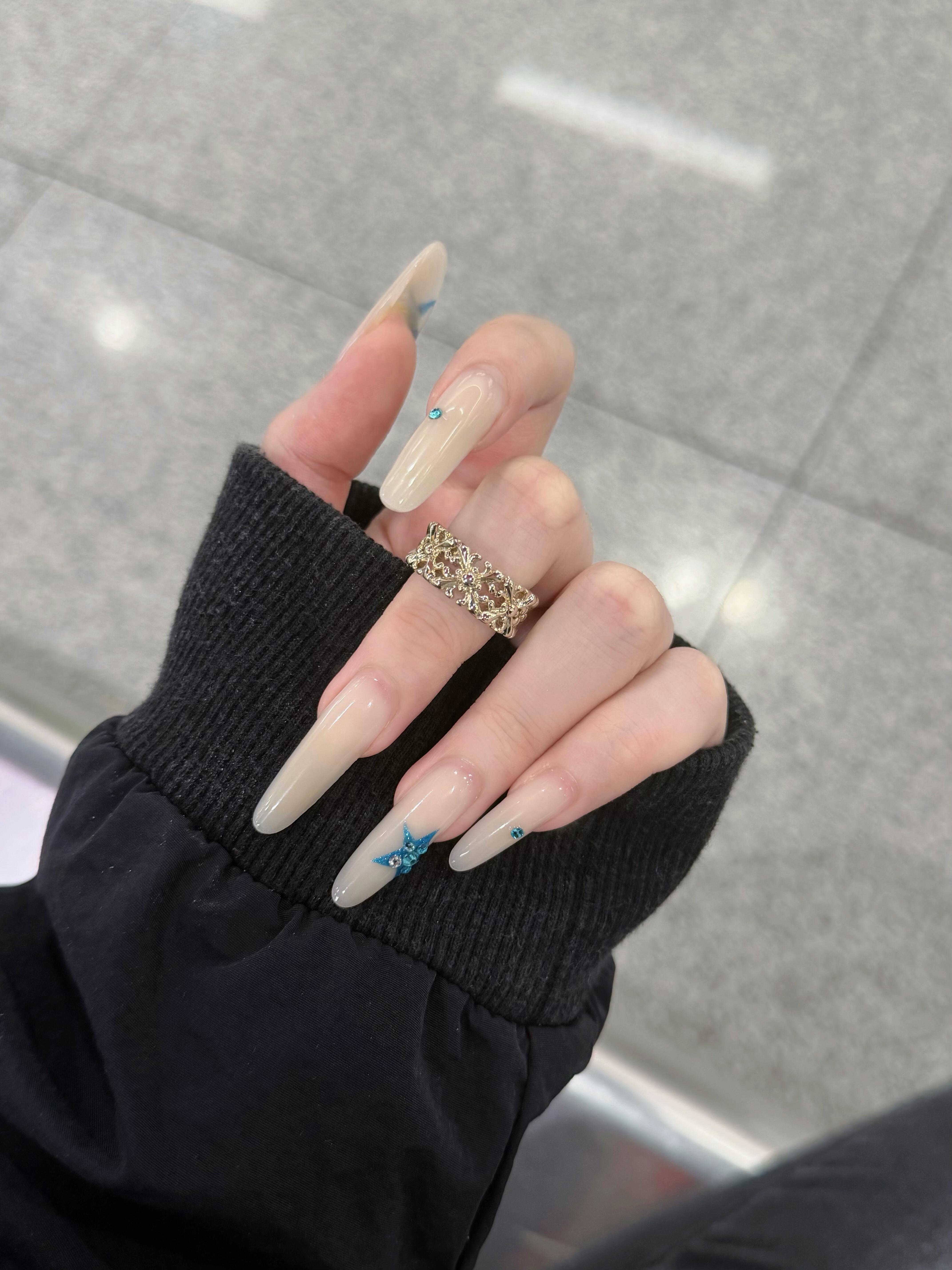 你会妥协的 就像是小时候吃下那碗混着眼泪的白米饭美甲 ​​​