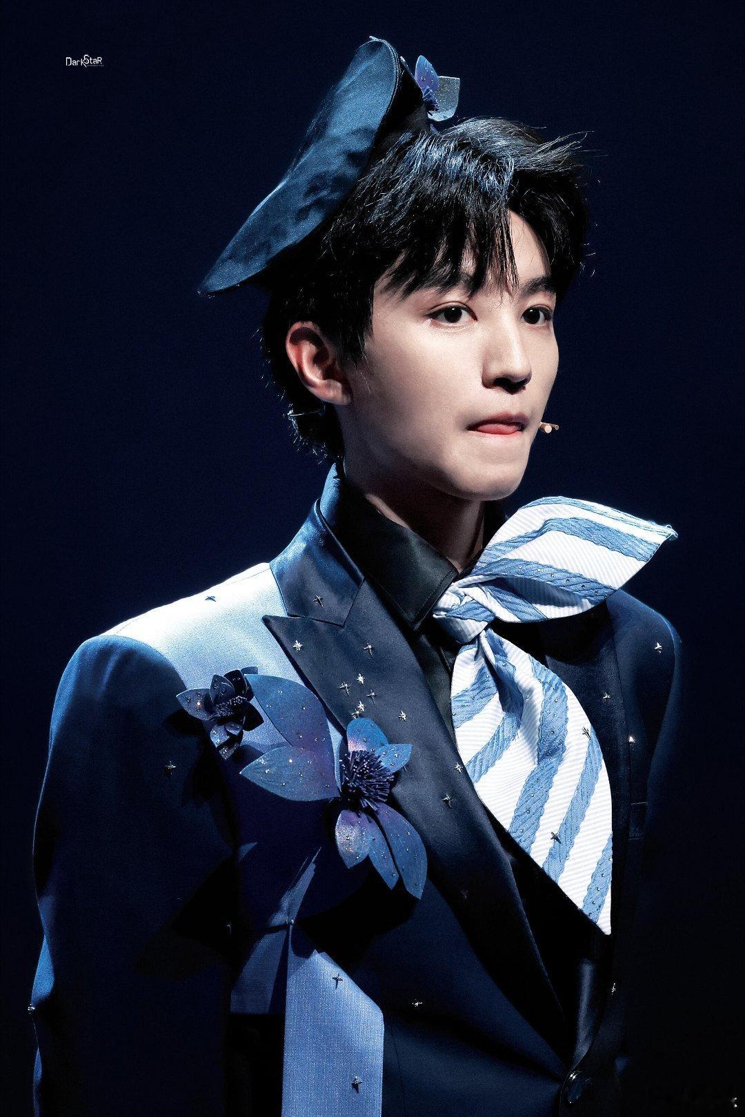 王俊凯粉丝给董子健发观演须知董子健：我是谁？我在哪？我为什么也有这个？王俊凯粉丝