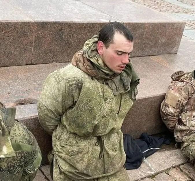 俄军一名囚犯兵深入乌军控制区域后，手机没电、迷路、开枪杀人的说法迅速引发关注。1