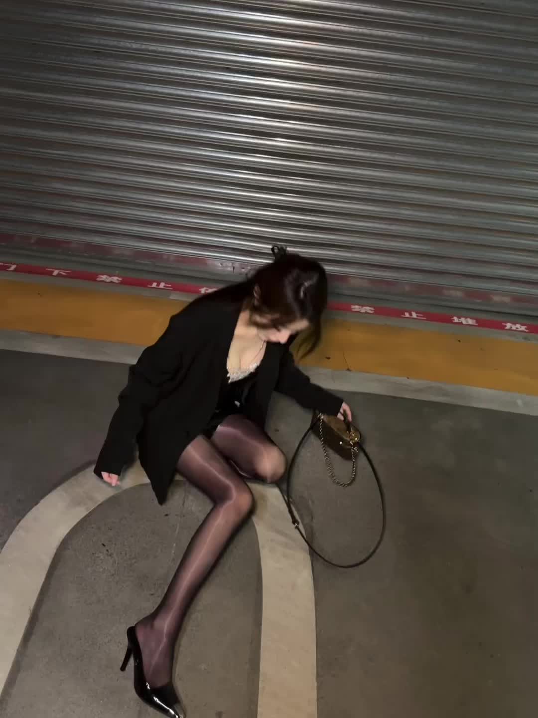 爸爸和妈妈掉河里了 爸爸游上来了 还剩谁在河里