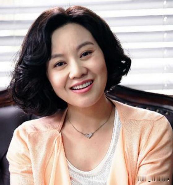2007年，女明星闫妮乔装打扮一番之后前去买房，然而售楼小姐看她衣着普通，就随便