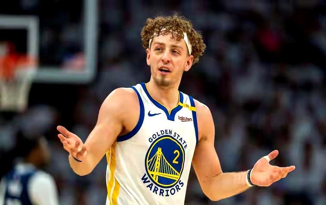 库里不在，球馆像断了电。
灯还亮着，人都懒得动。
1胜4负，场均净负12.3分—