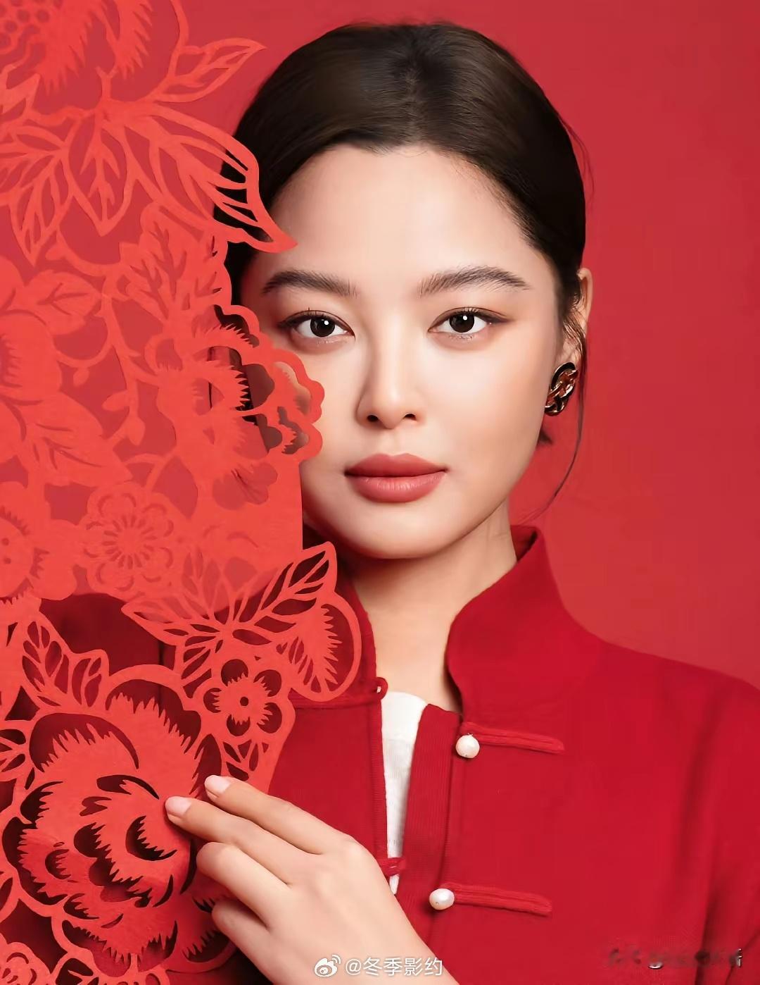 辛芷蕾，让整个娱乐圈羡慕了！10日，辛芷蕾传来一个大好消息，内娱还在争时尚杂志封