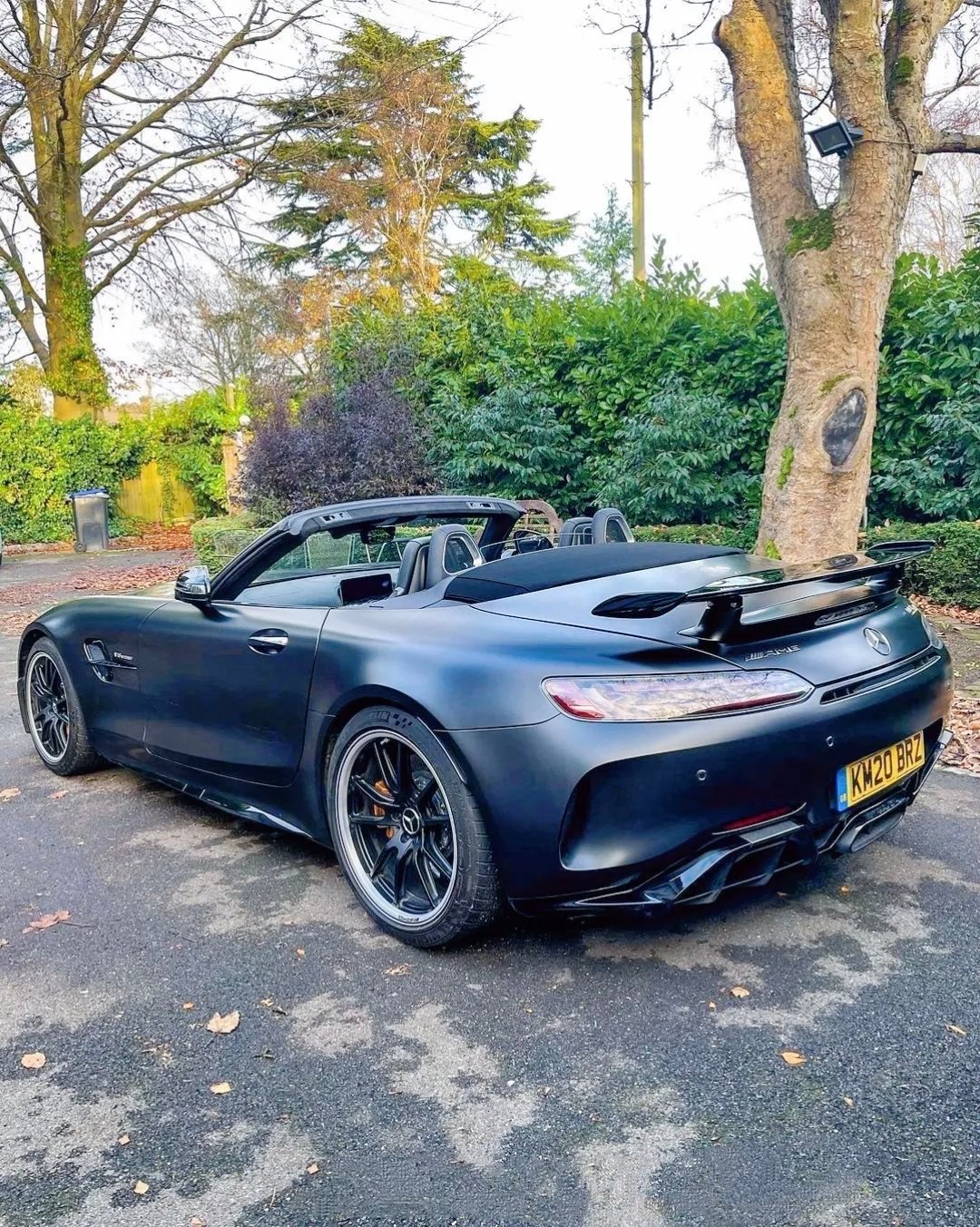 有些车，是一辈子要买一台的，比如这台阿斯顿马丁Vantage Roadster，