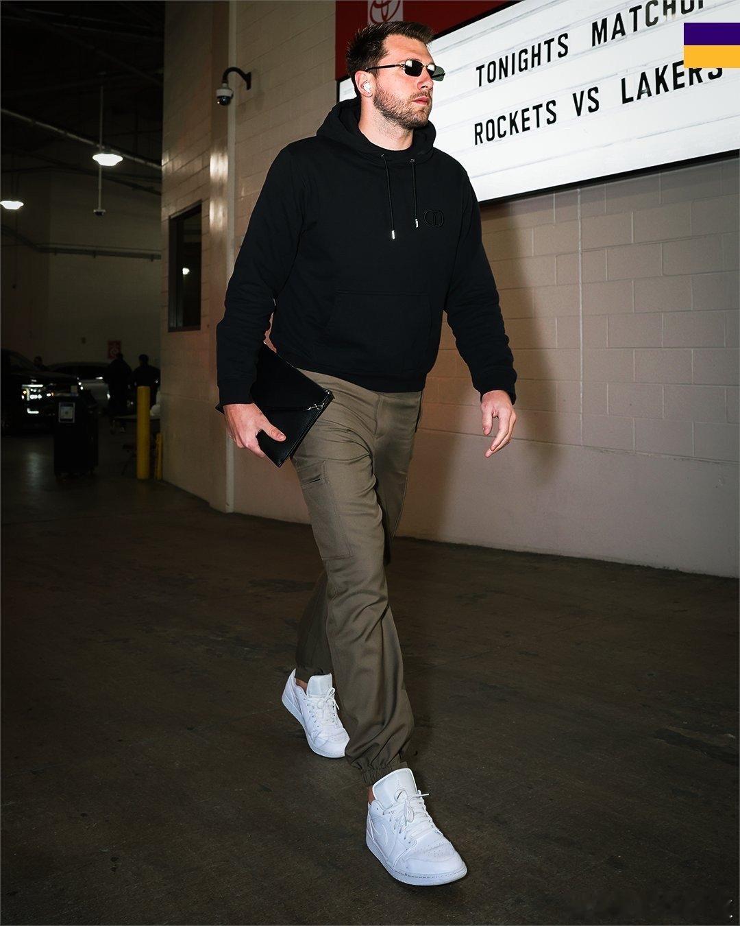 湖人众将抵达丰田中心🚀湖人vs火箭