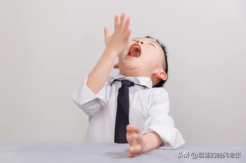 他的经历，直脾气的他。
老板过生日时，同桌的人都向老板敬酒，只有他没这么做，结果