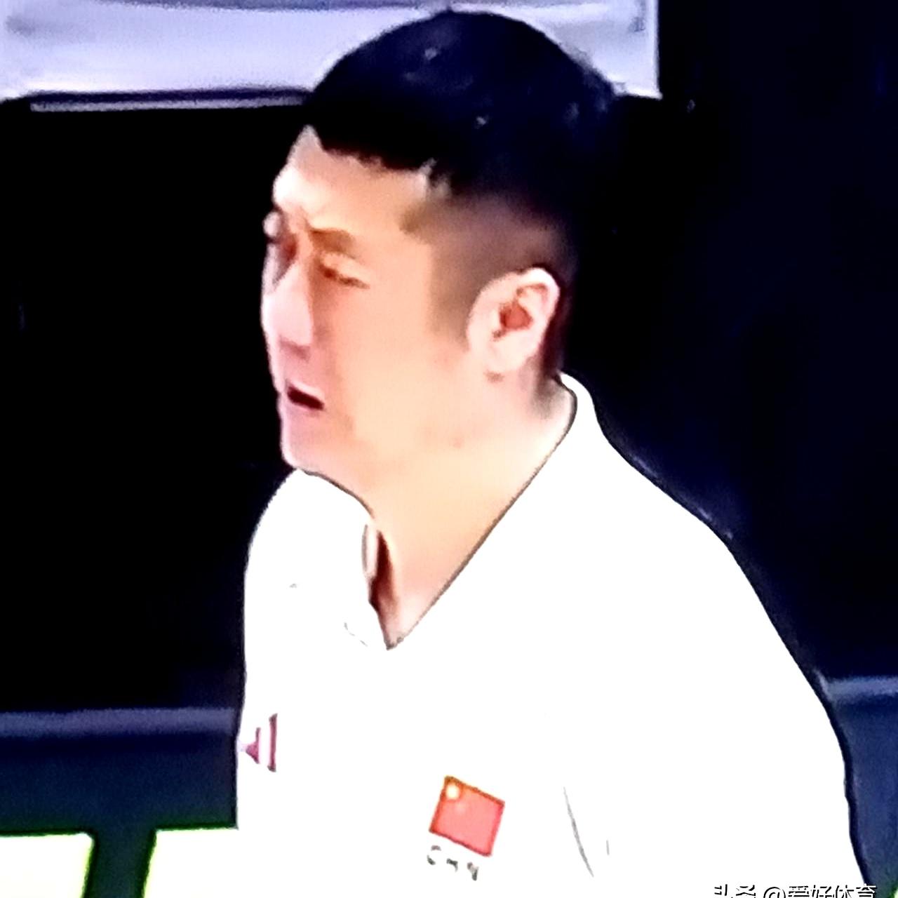 当决胜分落地时，今夜南京的馆里那口闷气才吐出来。
世女排联赛第2轮小组赛，中国女