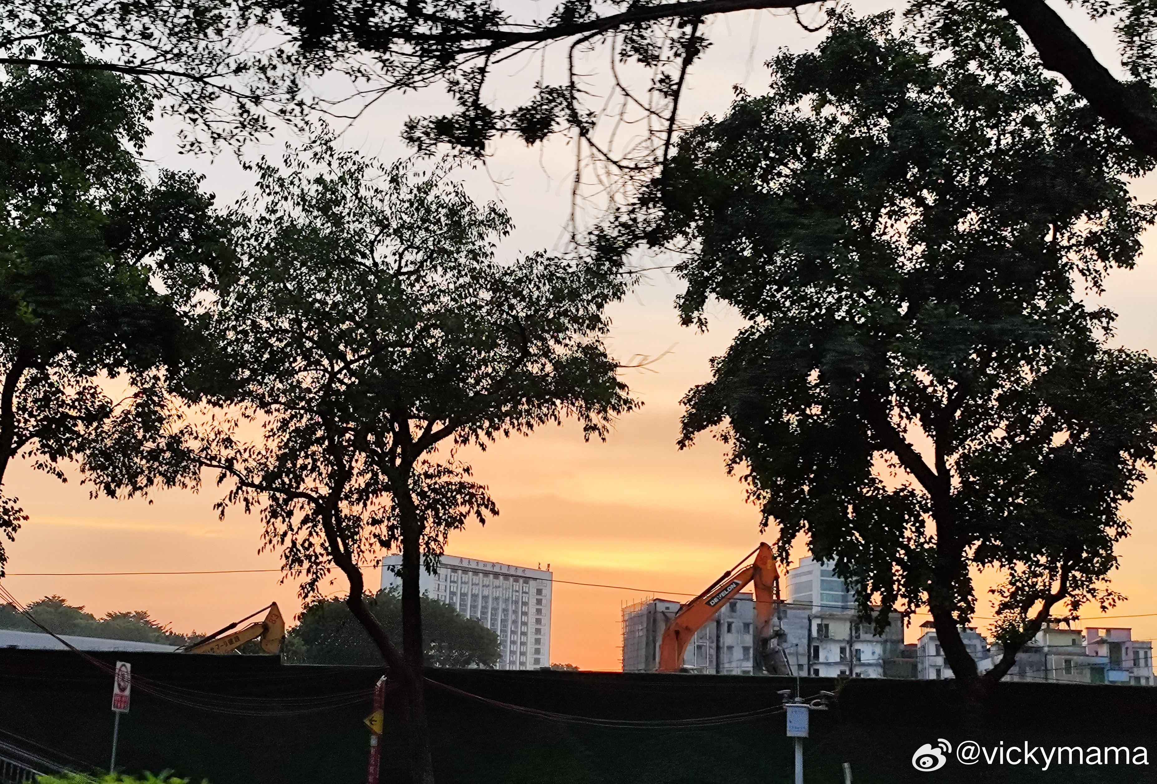 晚霞中的三元里废墟 ​​​