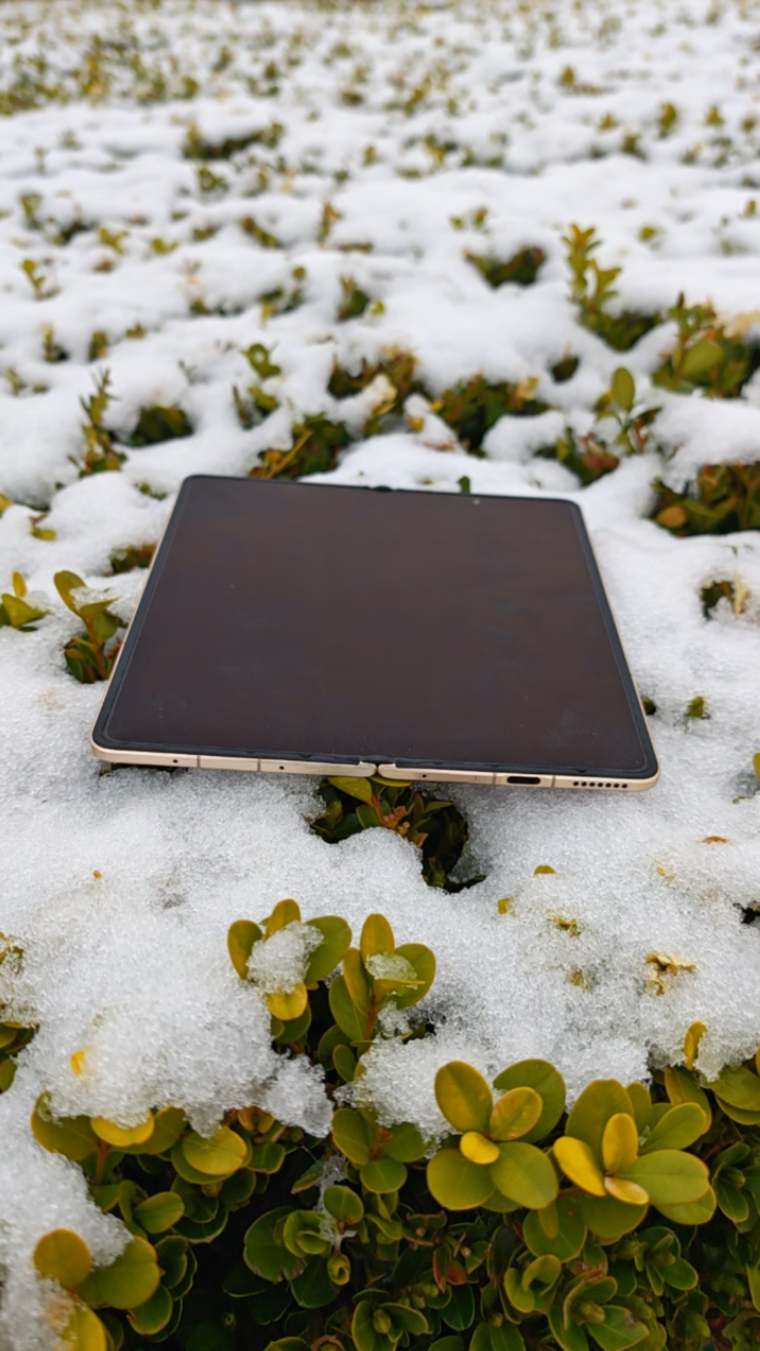 感受一下荣耀Magic V6的内屏折痕。从充电孔方向斜视看过去是看不到折痕的，从