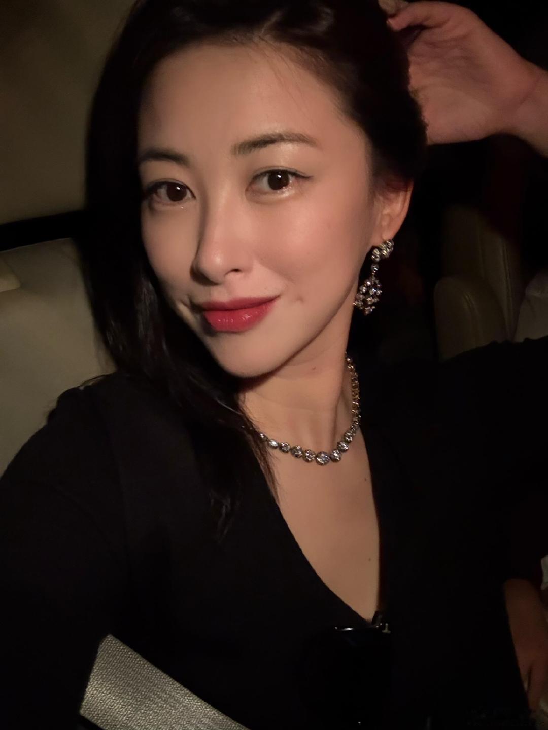 #朱珠分享最近的爱#朱珠在社交平台晒出一家三口的日常生活照，朱珠的气质太好了，要