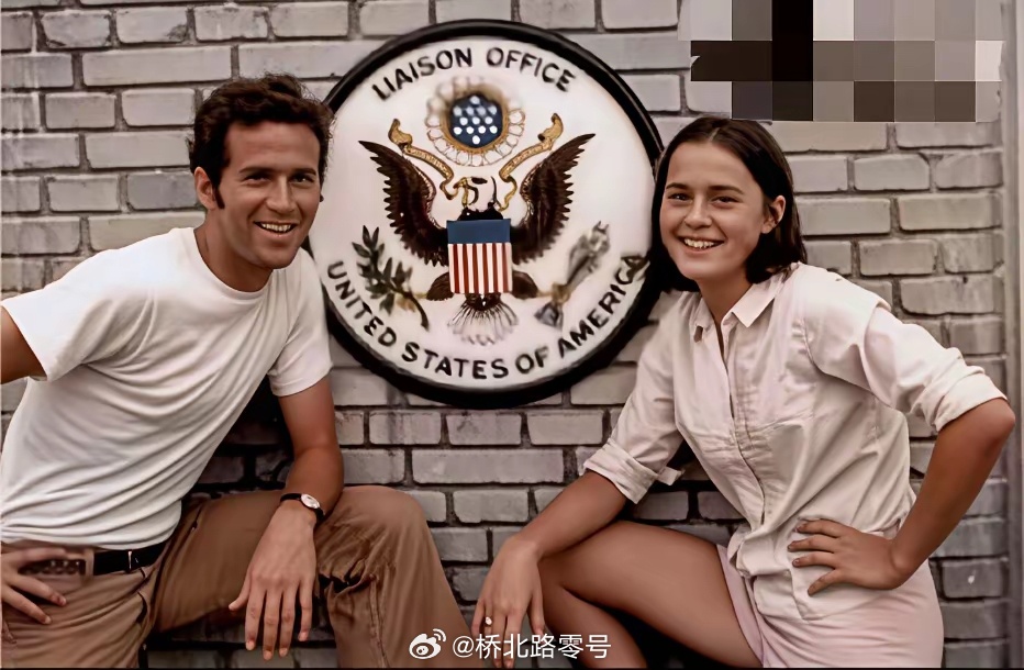 70年代，老布什任美国驻华联络处主任期间，29岁的小布什和妹妹多萝西专程来中国看