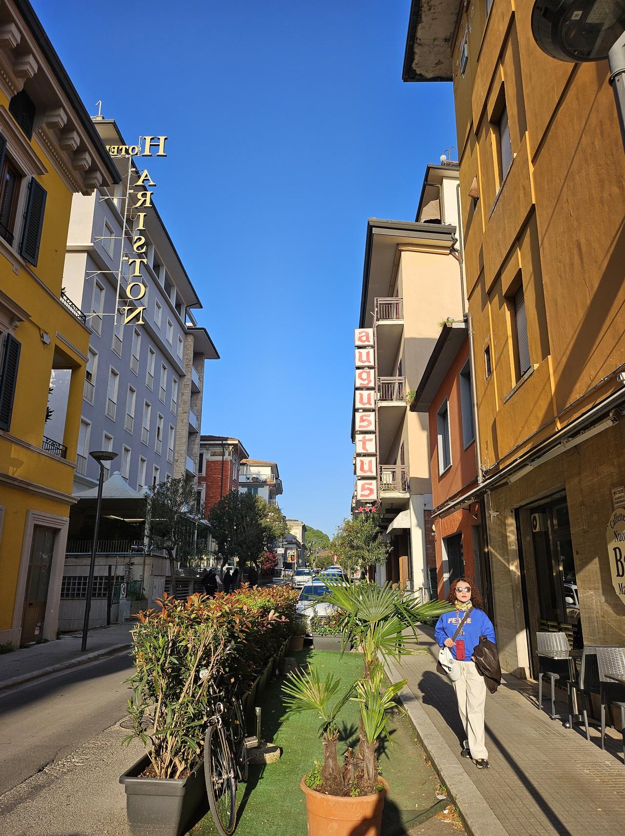 漫步在色彩斑斓的街道，感受阳光洒下的温暖。