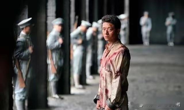 陈延年被押赴刑场，刽子手喝令他跪下，他不跪。刽子手松手挥刀时，陈延年一跃而起，刽