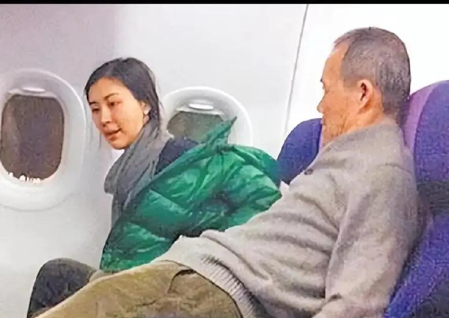 很多人以为，婚姻里谁说话大声，谁就赢了。
但真正有力量的女人，早就闭麦了。
王石