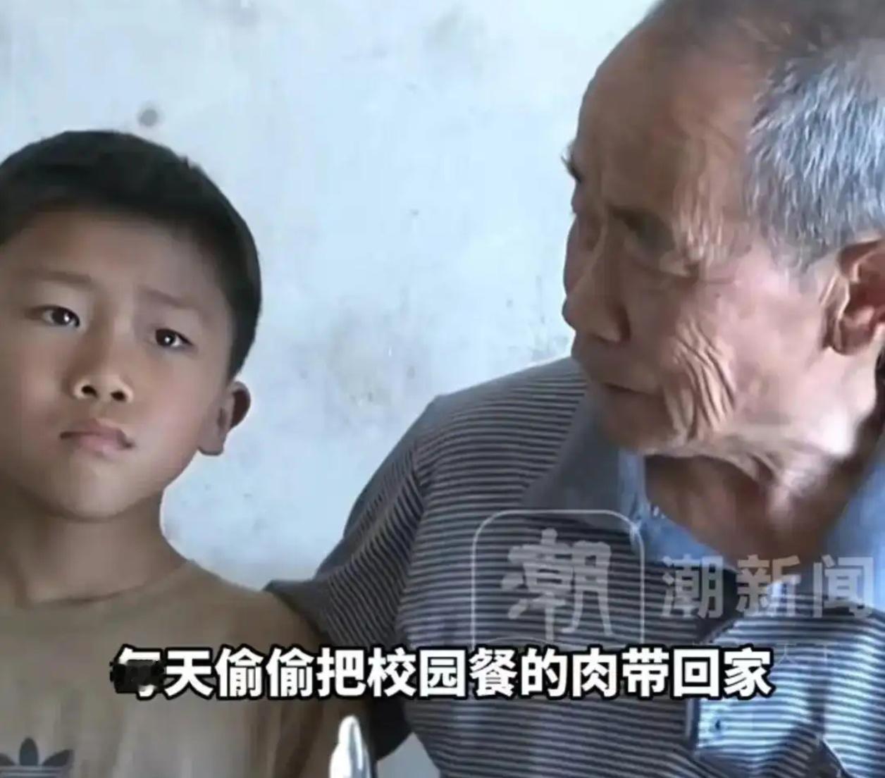 💔 9岁男孩怕爷爷去世，每天偷偷把肉带回家，老师含泪承诺：我养他

一张纸巾包