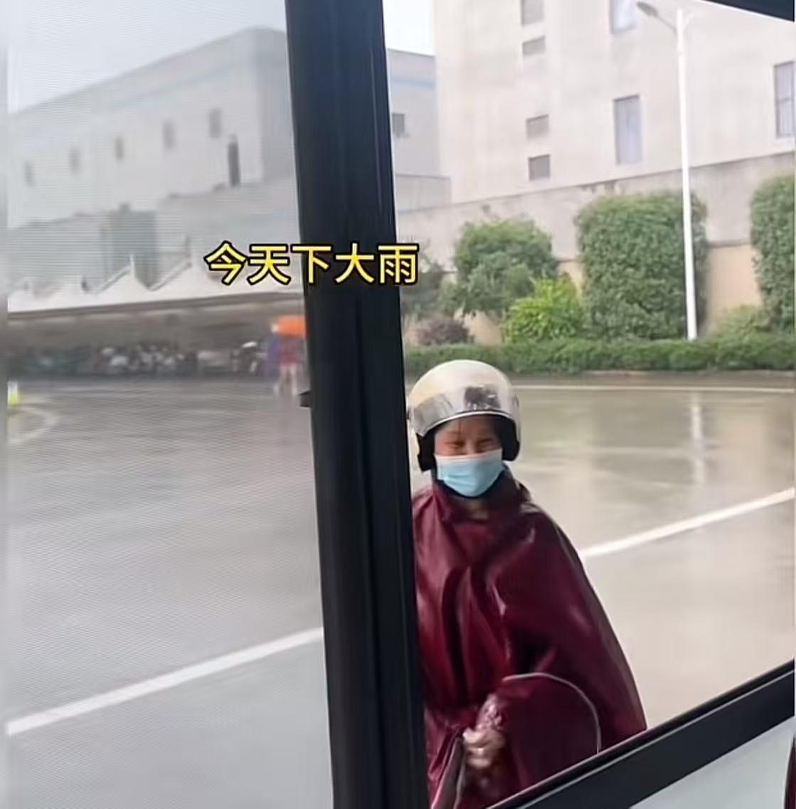 这个老板火了！下雨天几个女员工送孩子迟到，老板看到后一番话语让人醍醐灌顶！网友：