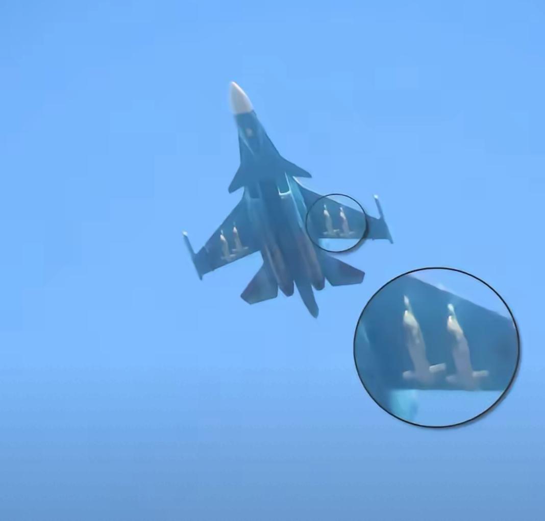 俄军苏-34前线轰炸机投掷了3枚FAB-500滑翔制导炸弹，摧毁了红利曼方向舒罗