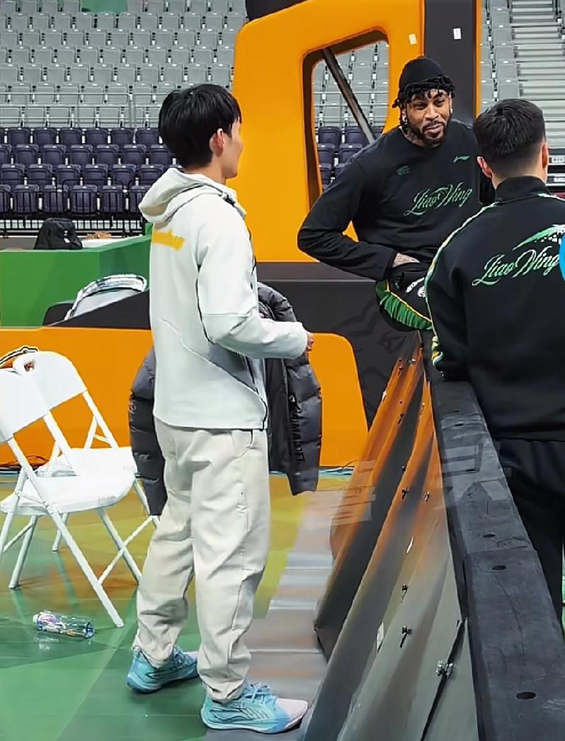 徐杰和莫兰德热聊，跟挡拆没关系，哥俩就是见面联络感情

说二位是“一五号位摇摆人