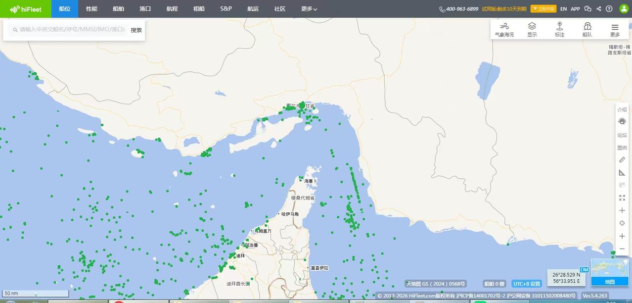霍尔木兹海峡内代表船只的绿点更多了一些。据报道称，有些油轮已关闭应答器硬闯通过海