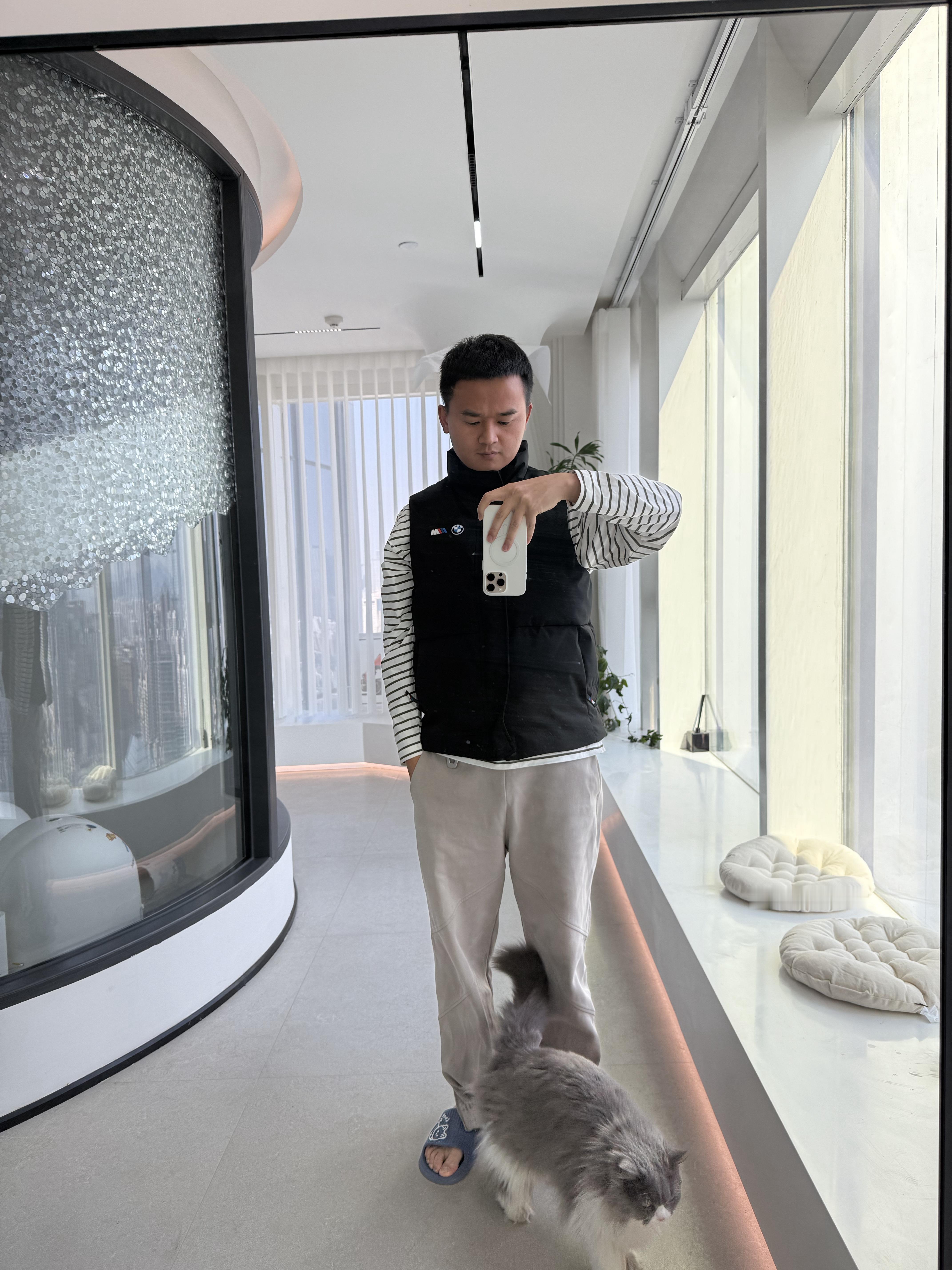 这件超帅的宝马背心，只在冰雪漂移活动浅穿两天，没贴身无异味，评论区简单夸我一下，