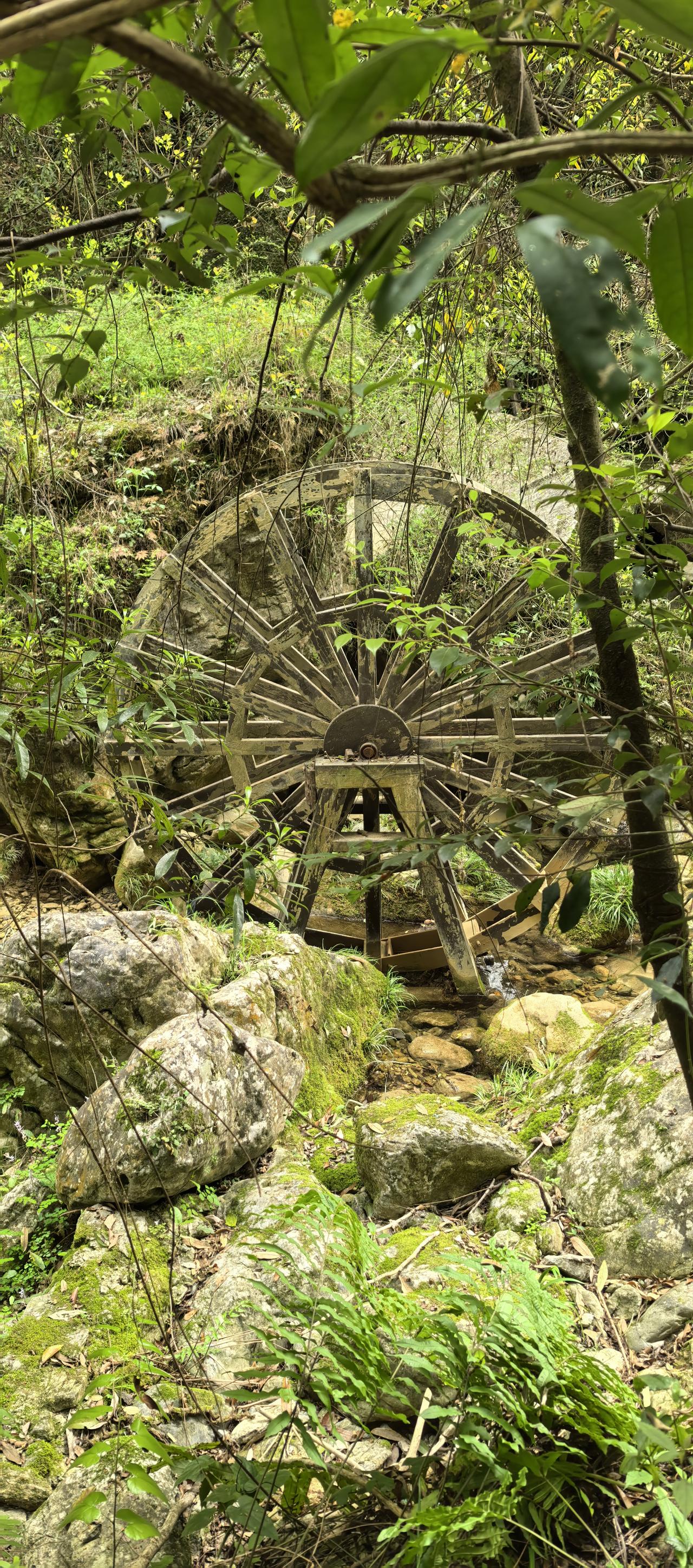 水车车水水随车，车停水止；风扇扇风风出扇，扇动风生！