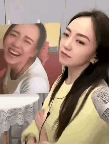 这么经典的表情包，就连本人也无法再次超越……当年她只是坐在那里，大笑了一番，她是