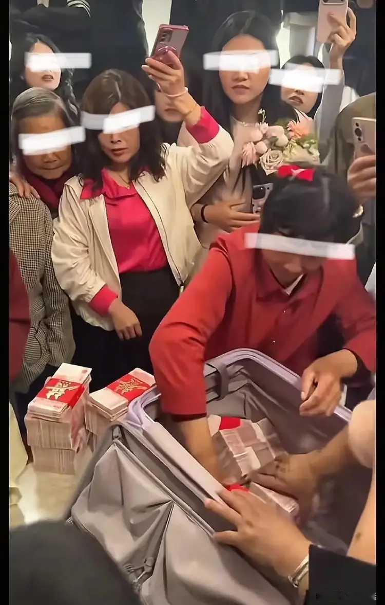 过去，曾有结婚坑闺蜜一说，明明只收彩礼10万元，却说收了30万元，害得一些攀比心