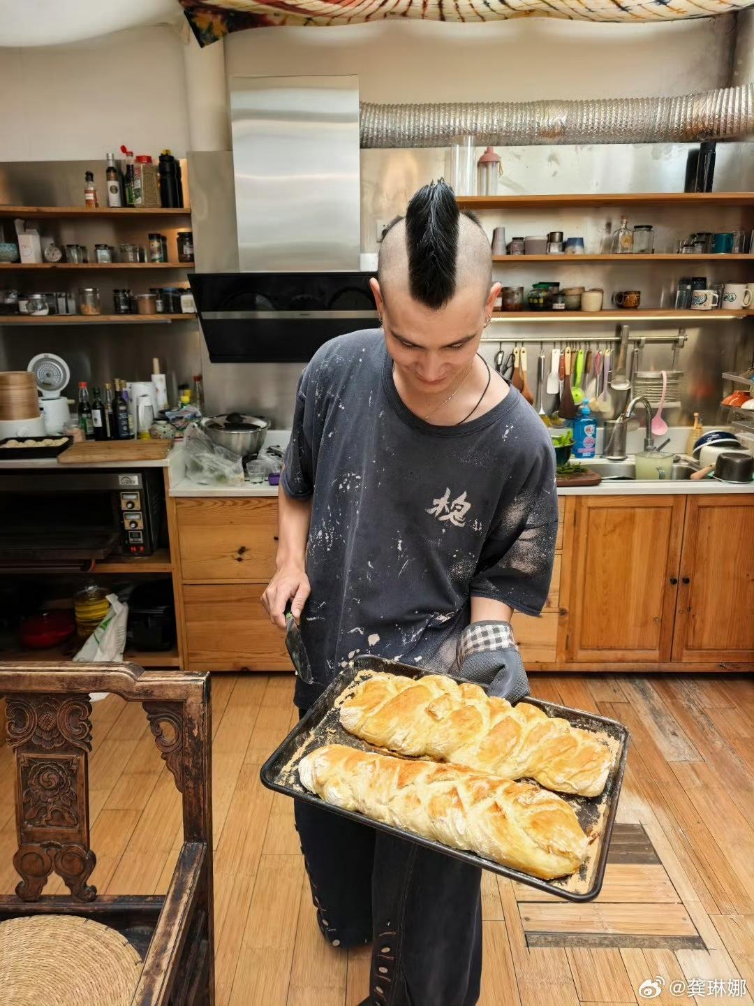 龚琳娜：哎哟，你这头发又整新花样了？后面剃这么光，前面留这么长，风一吹得飘老高吧