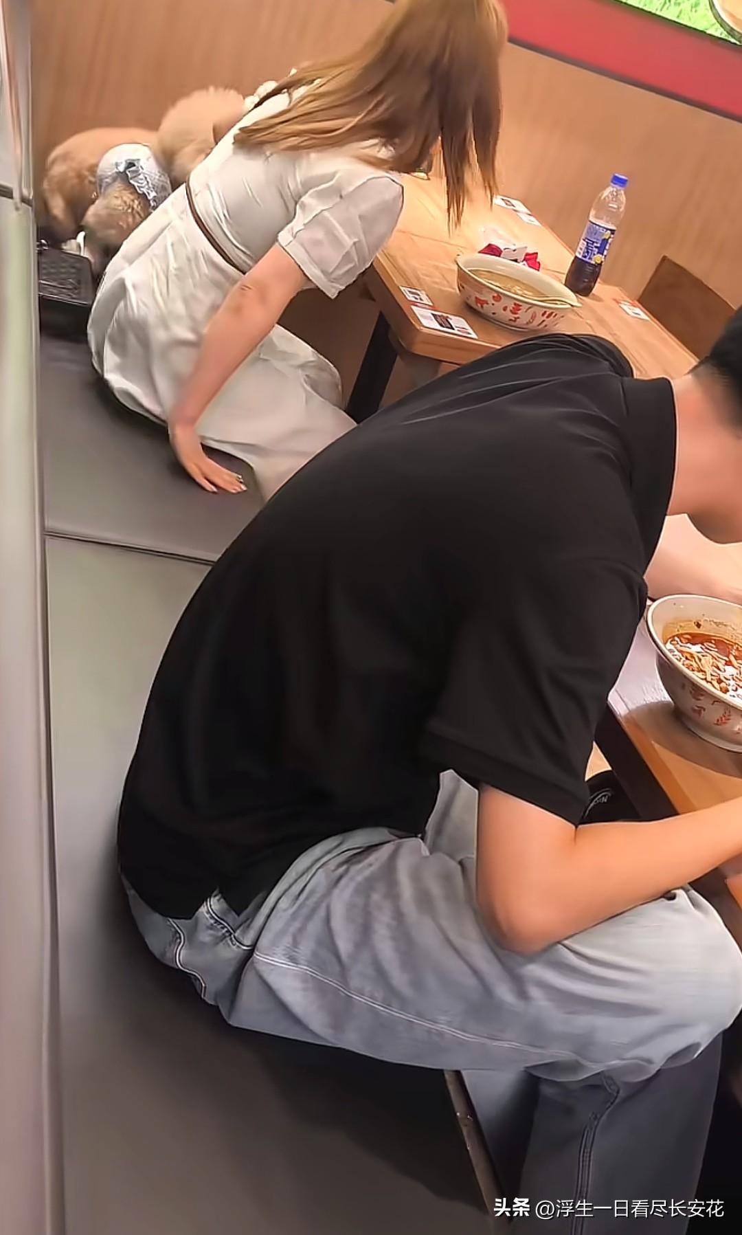 又一家饭店要倒霉了，这次是广州的一家饭店，从店内设计和海报来看，应该是大师兄大学