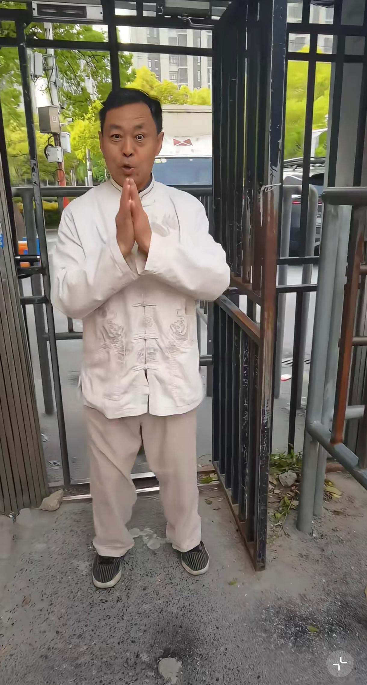 马老师眼睛咋了？凭心而论，马保国其实有一点底子的！这些奇奇怪怪的招式应该是他早些