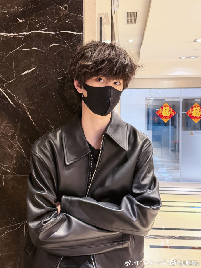 李煜东口罩黑皮衣  李煜东口罩黑皮衣真的是太帅了吧，随手拍都是大片的感觉！我们的