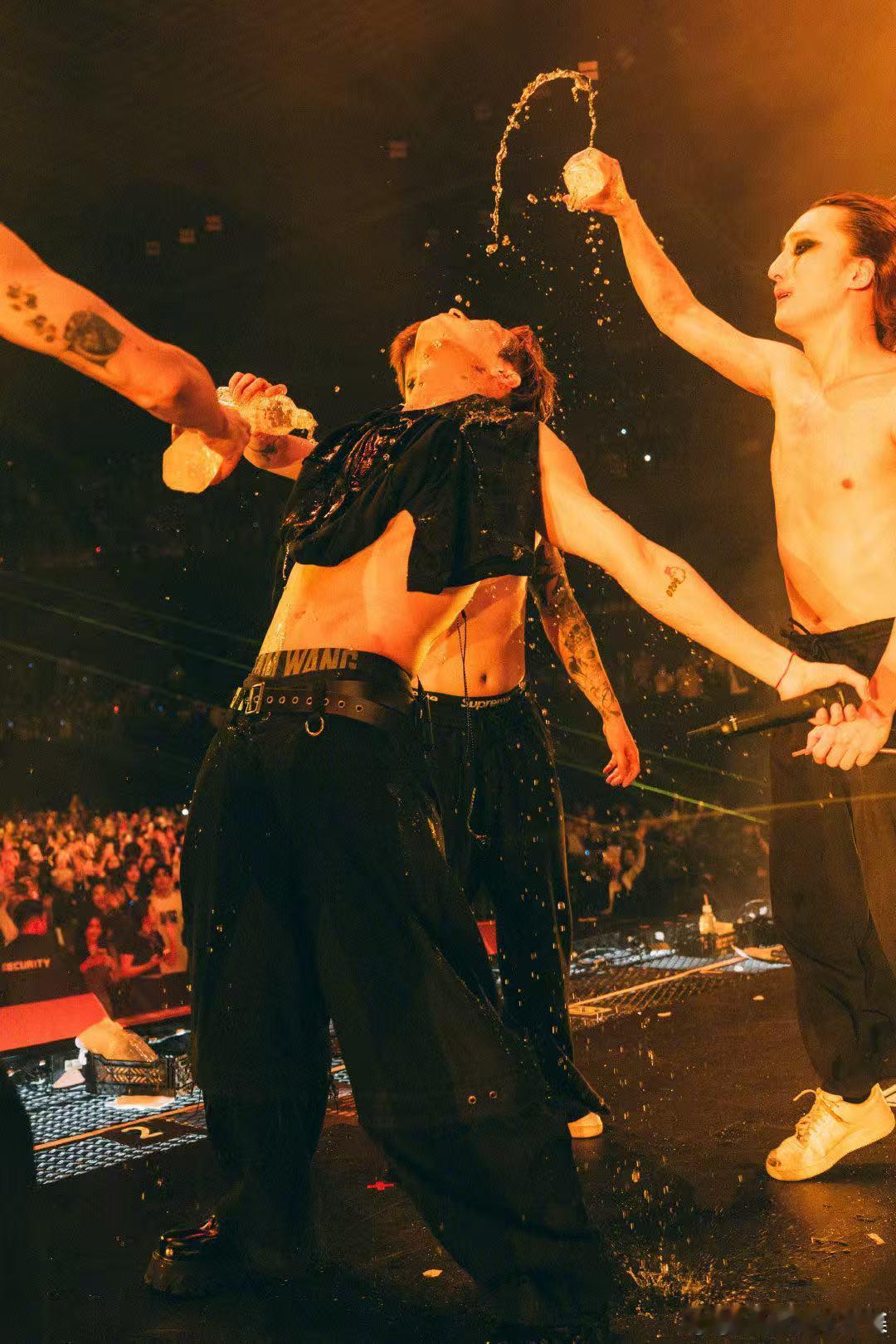 王嘉尔六年后再回湖南跨年湖南卫视跨年第三波阵容湖南卫视跨年演唱会 一边官宣跨年一