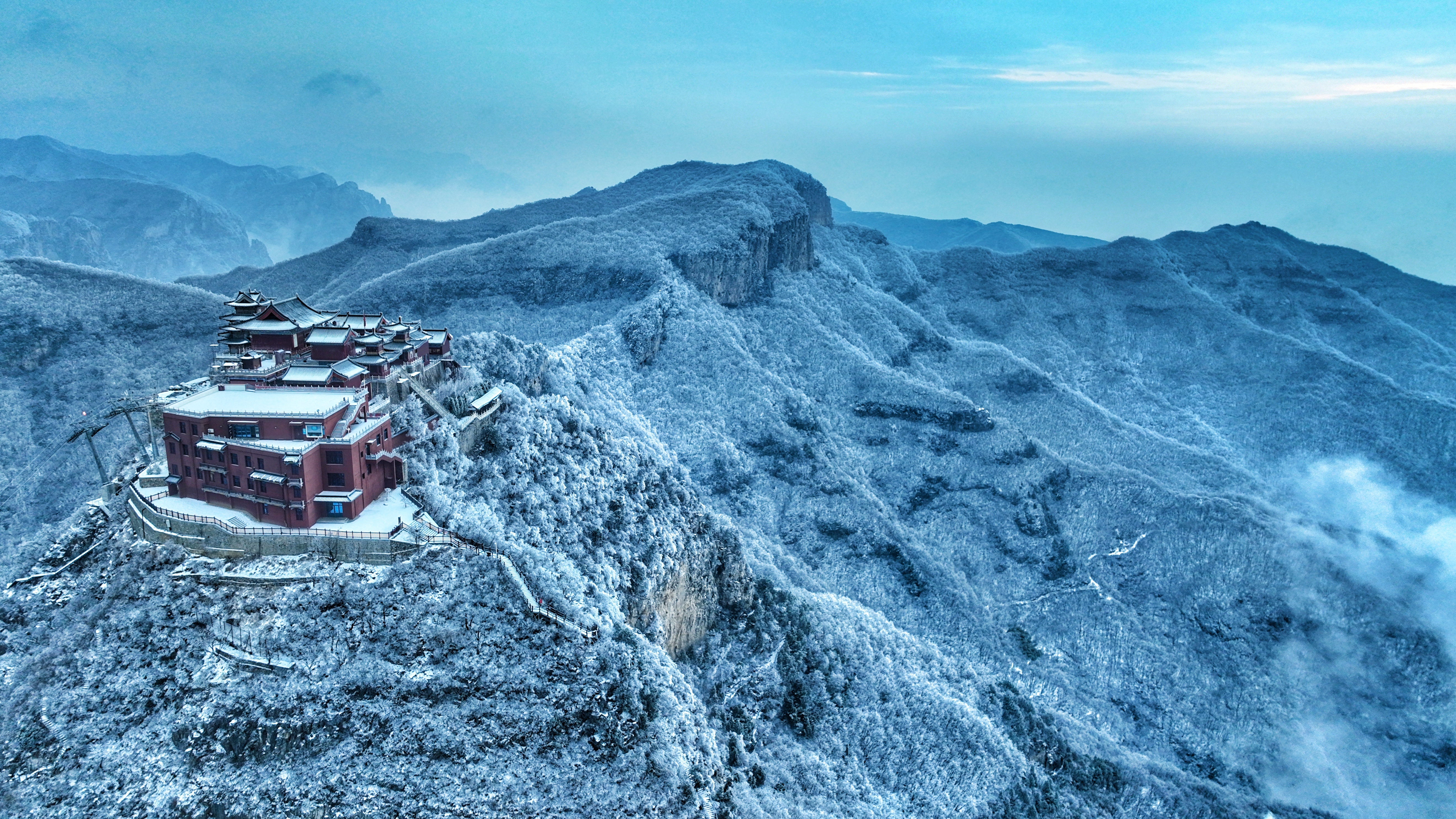 想把摄影师冒着严寒和风雪，拍下的这份美景，定格给你。#王维诗里的云台山# ​​​