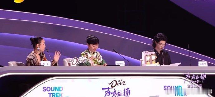 年度名场面预警！何老师从笑眯眼到表情凝固，只需要那英一顿连环捞人操作，前一秒还看