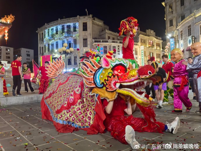 #走读汕头的侨乡家国情#【夜游小公园！沉浸式感受侨乡老城烟火与新风】夜幕之下，采