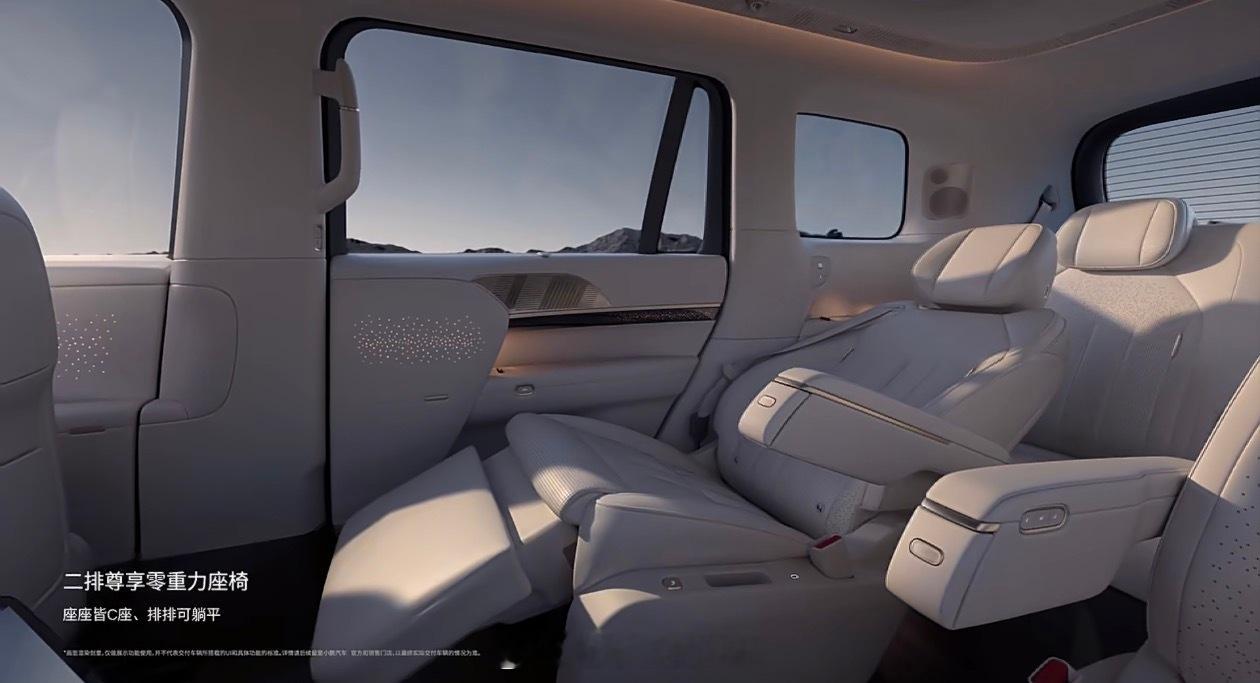 看起来小鹏GX的第二排零重力座椅靠背角度很大啊还有16点座椅按摩，包括腿托加热啥