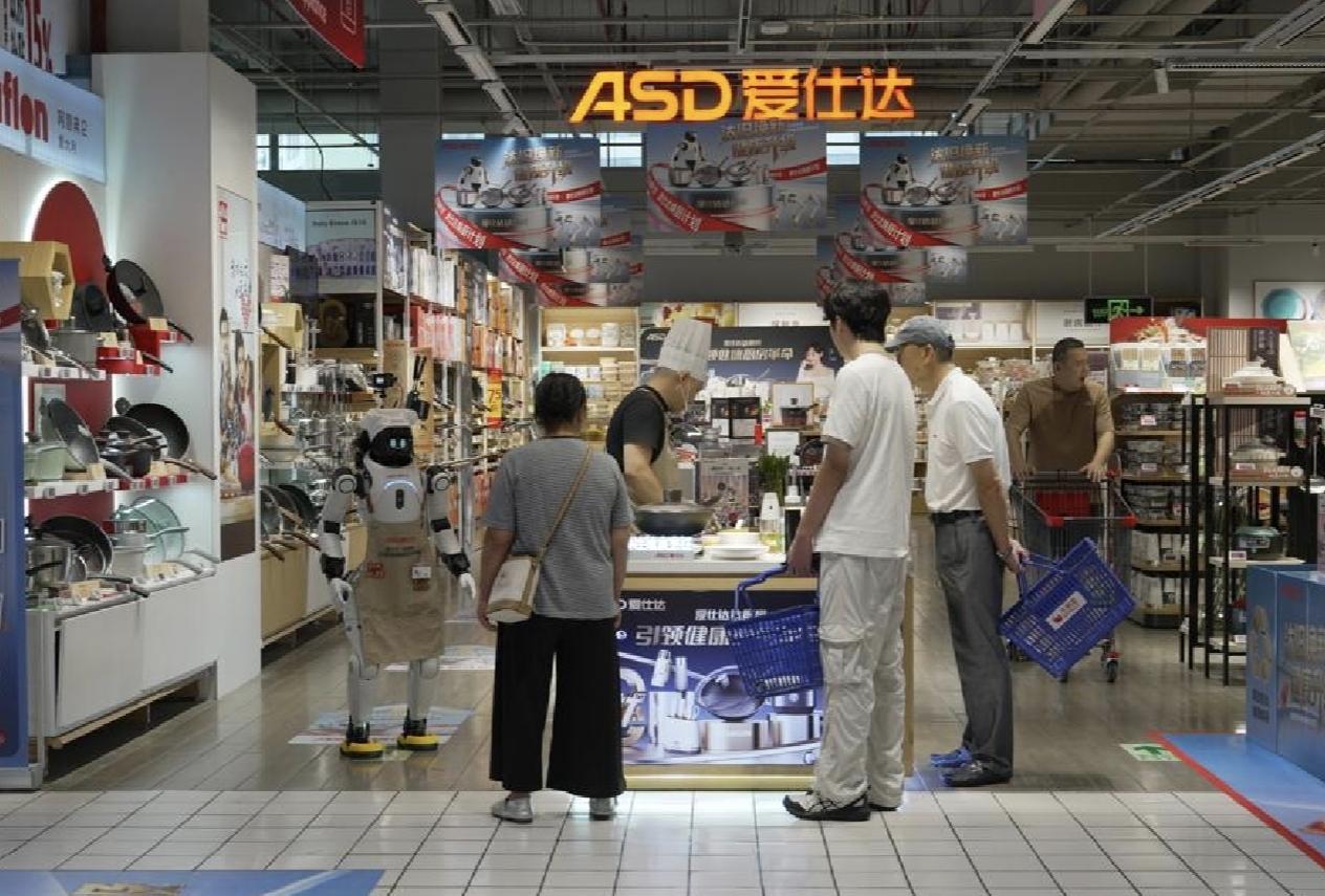 100台人形机器人进店卖锅，3天业绩超200万元，机器人真能当导购？

9月28