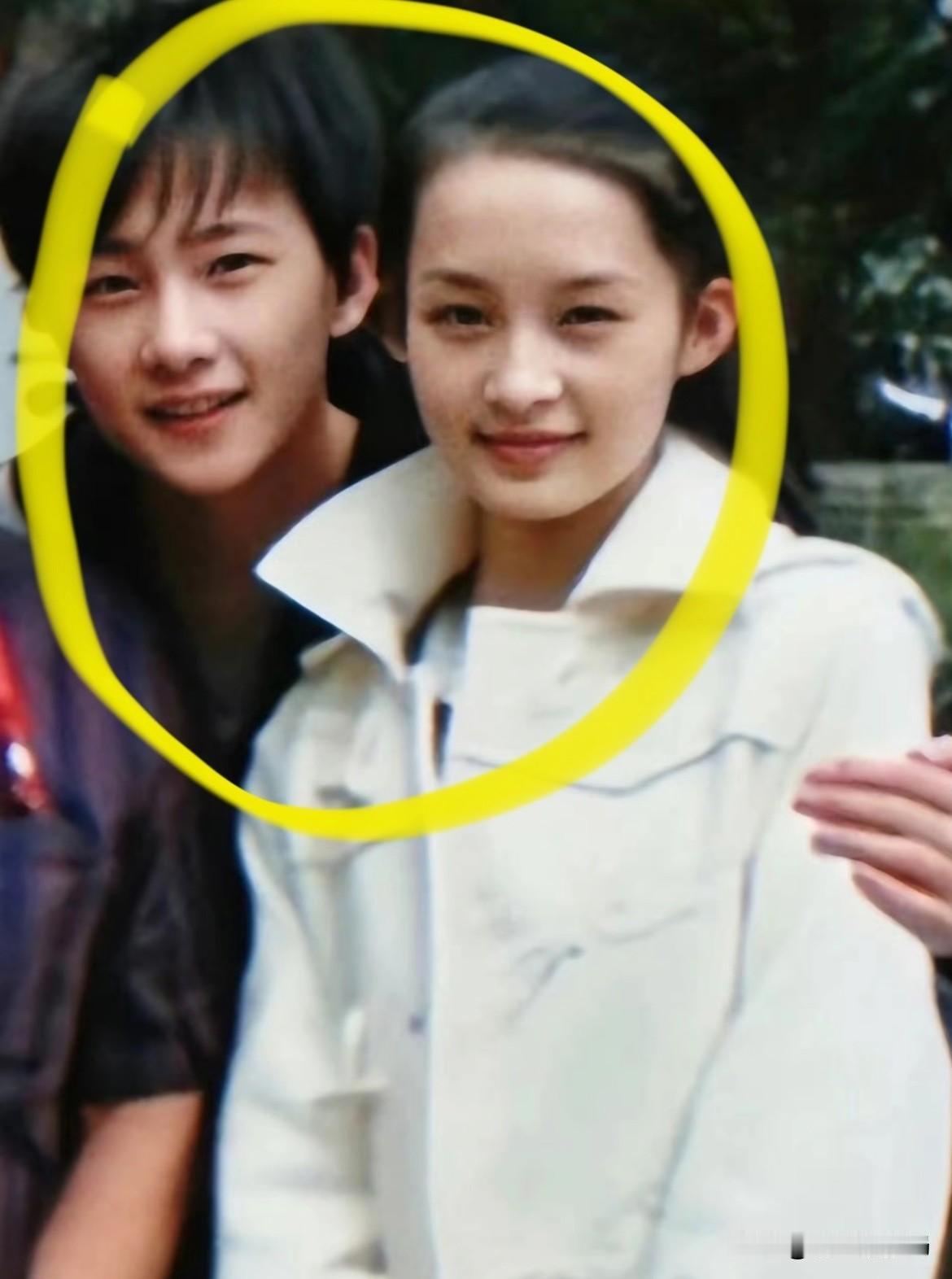 网传相恋五年
杨洋李沁这段旧故事多少人意难平？

翻出这张早年合照啊，不禁感慨一