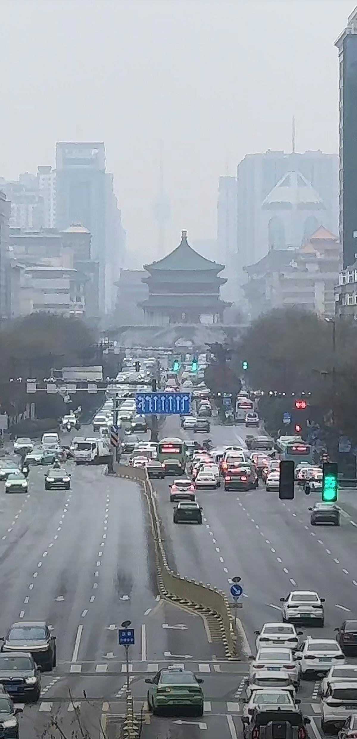 近来已降雨雪，西安和咸阳两地依然雾霾严重，空气质量居全国倒数第1和第3，很多人迷